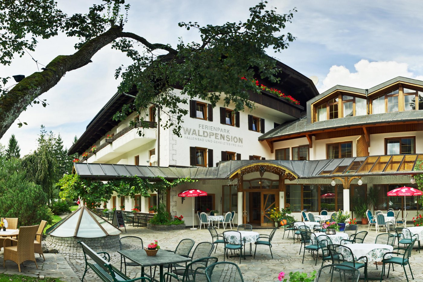 Haupteingang und Terrasse der Waldpension